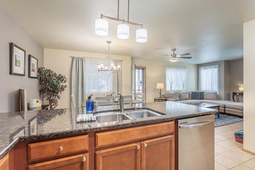 شقة Walk To Downtown Leavenworth * Sleeps 6 + Pets * Ground Level Gem! المظهر الخارجي الصورة